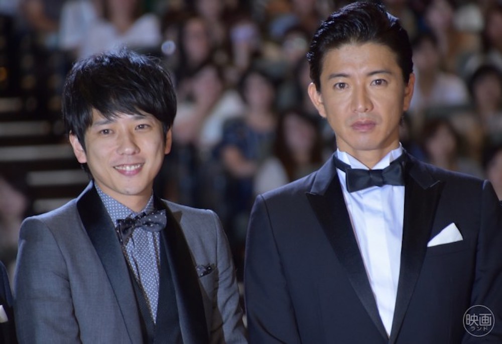 《检方的罪人》木村拓哉与二宫和也首次合作,首映会红毯上热情相拥!
