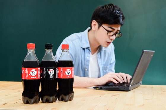 [新闻稿] 结合Emoji表情符号热!近百款「可口可