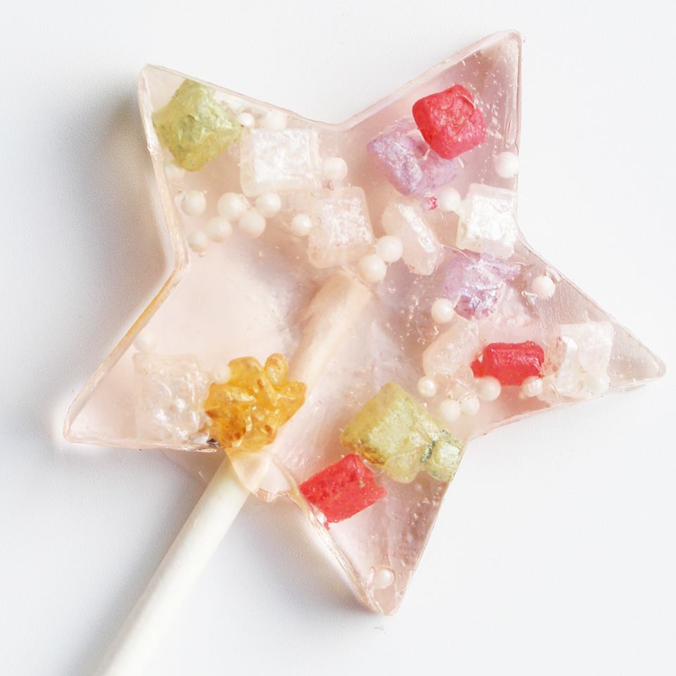 就用这朵花掳获女孩们的芳心吧!手工押花棒棒糖让人少女心也跟著盛放