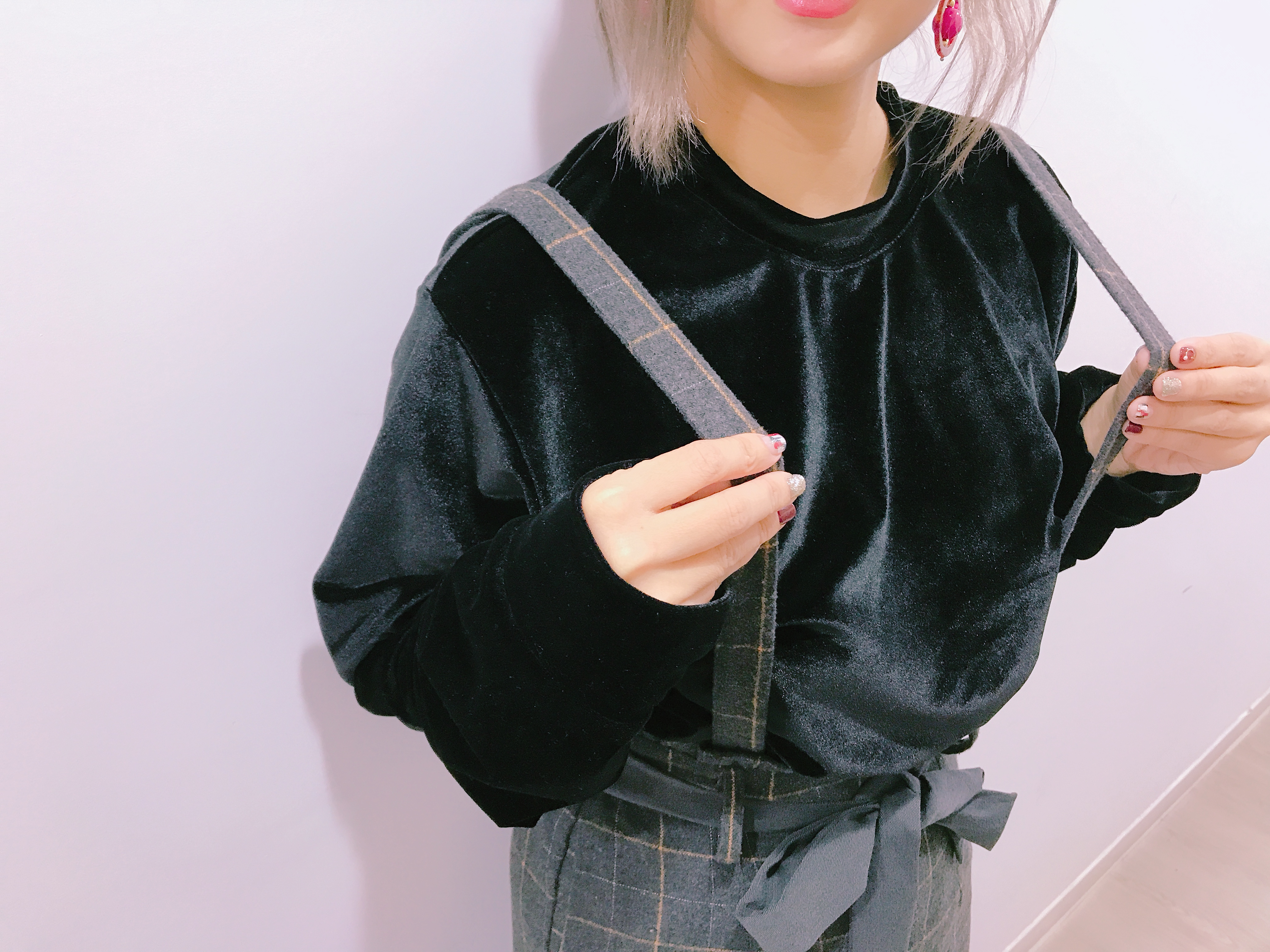 绒布黑色上衣/vii & co.,格纹吊带裤/minimal shop,毛毛拖鞋/gu